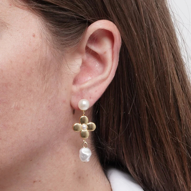 Orecchini pendenti con perla liscia, fiore a quattro petali dorato con perla centrale e perla barocca irregolare. Gioiello elegante in metallo dorato, ideale per occasioni speciali e come idea regalo.