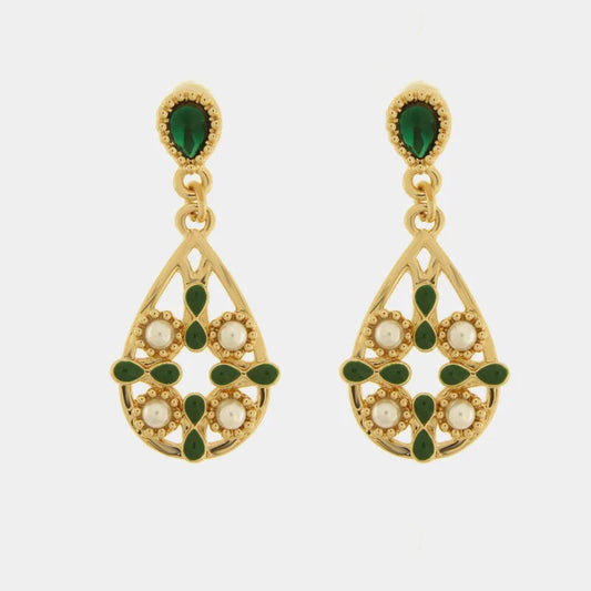 Orecchini a goccia della collezione Fiori di Lava con raffinata lavorazione traforata in metallo dorato, decorati da smalti verdi e perle bianche luminose. Il design presenta un lobo a goccia con pietra verde scuro e un pendente centrale che richiama l'estetica delle maioliche mediterranee. Questi orecchini con maiolica verde e perle sono l'accessorio perfetto per un look sofisticato e di ispirazione artigianale.