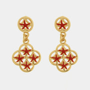 
Questi orecchini pendenti dorati della collezione Fiori di Lava presentano un raffinato design a maiolica traforata impreziosito da stelle marine smaltate in un rosso vibrante. La struttura a quadrifoglio in metallo lucido richiama l'estetica mediterranea, abbinandosi perfettamente al lobo circolare decorato con un'ulteriore stella marina centrale. Ideali per un look estivo e solare, questi orecchini con stelle marine rosse fondono eleganza artigianale e uno stile vivace e ricercato.