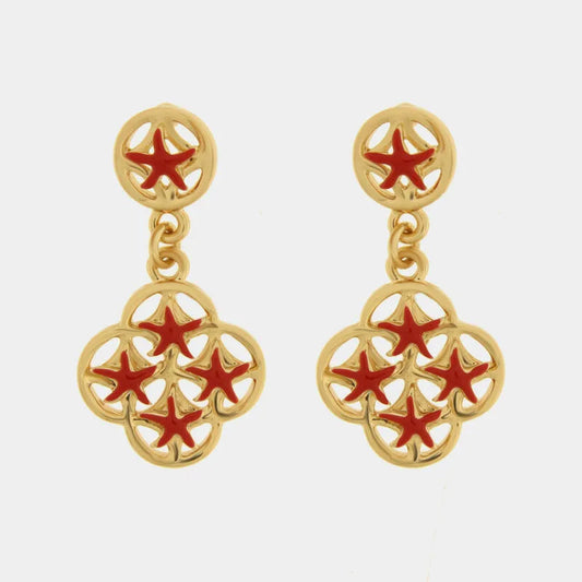 
Questi orecchini pendenti dorati della collezione Fiori di Lava presentano un raffinato design a maiolica traforata impreziosito da stelle marine smaltate in un rosso vibrante. La struttura a quadrifoglio in metallo lucido richiama l'estetica mediterranea, abbinandosi perfettamente al lobo circolare decorato con un'ulteriore stella marina centrale. Ideali per un look estivo e solare, questi orecchini con stelle marine rosse fondono eleganza artigianale e uno stile vivace e ricercato.