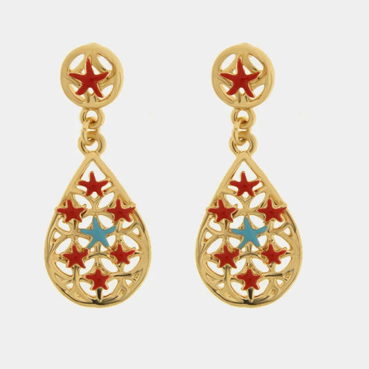 Eleganti orecchini a goccia dorati della collezione Fiori di Lava, caratterizzati da una raffinata lavorazione traforata con piccole stelle marine smaltate in rosso e azzurro. Il design pendente include un lobo circolare decorato e una goccia centrale ricca di dettagli marini colorati, perfetti per un look estivo vivace. Questi orecchini con stelle marine rosse uniscono l'ispirazione mediterranea a una finitura in oro lucido per un accessorio dallo stile chic e distintivo.