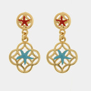 Questi orecchini pendenti dorati della collezione Fiori di Lava si distinguono per il doppio motivo marino con stelle marine smaltate in rosso sul lobo e in azzurro sul pendente principale. La struttura a maiolica traforata in metallo lucido incornicia delicatamente la stella marina centrale, creando un contrasto cromatico vivace e ricercato. Ideali per un outfit estivo, questi orecchini con stelle marine rosse e azzurre rappresentano perfettamente lo stile mediterraneo artigianale di bysimon.