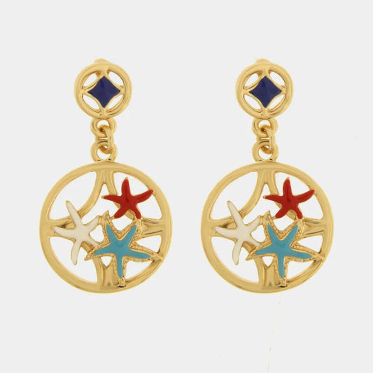 Questi orecchini pendenti dorati della collezione Fiori di Lava presentano un design circolare traforato arricchito da delicate stelle marine smaltate nei toni del rosso, turchese e bianco. Il lobo a bottone decorato con un inserto blu scuro completa la struttura, offrendo un accessorio che unisce l'ispirazione mediterranea a una raffinata vivacità estiva. Questi orecchini con stelle marine colorate sono il tocco perfetto per impreziosire il volto con uno stile artigianale unico e distintivo.