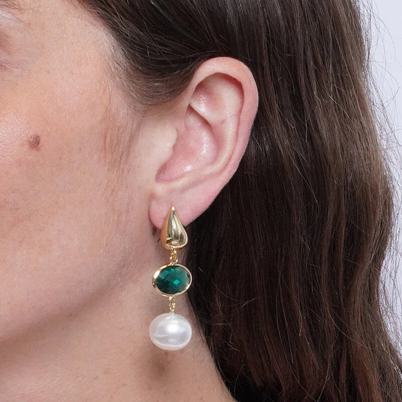 Orecchini bysimon con elemento a goccia dorato, pietra verde sfaccettata ovale e perla bianca pendente. Gioiello elegante in metallo dorato, ideale per occasioni speciali e come idea regalo.
