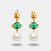 Orecchini bysimon con elemento a goccia dorato, pietra verde sfaccettata ovale e perla bianca pendente. Gioiello elegante in metallo dorato, ideale per occasioni speciali e come idea regalo.