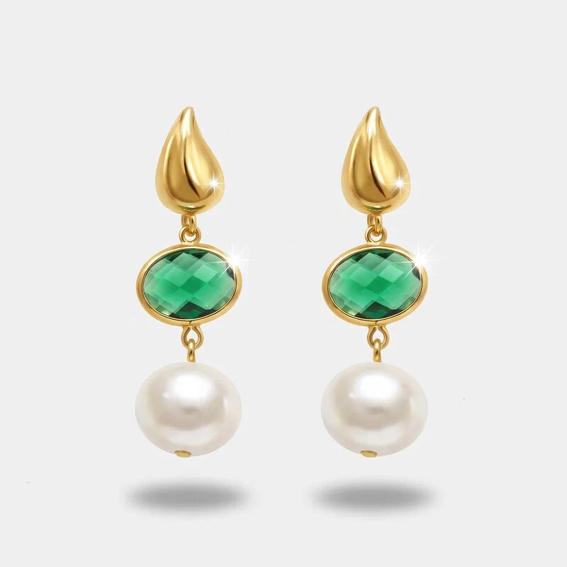 Orecchini bysimon con elemento a goccia dorato, pietra verde sfaccettata ovale e perla bianca pendente. Gioiello elegante in metallo dorato, ideale per occasioni speciali e come idea regalo.