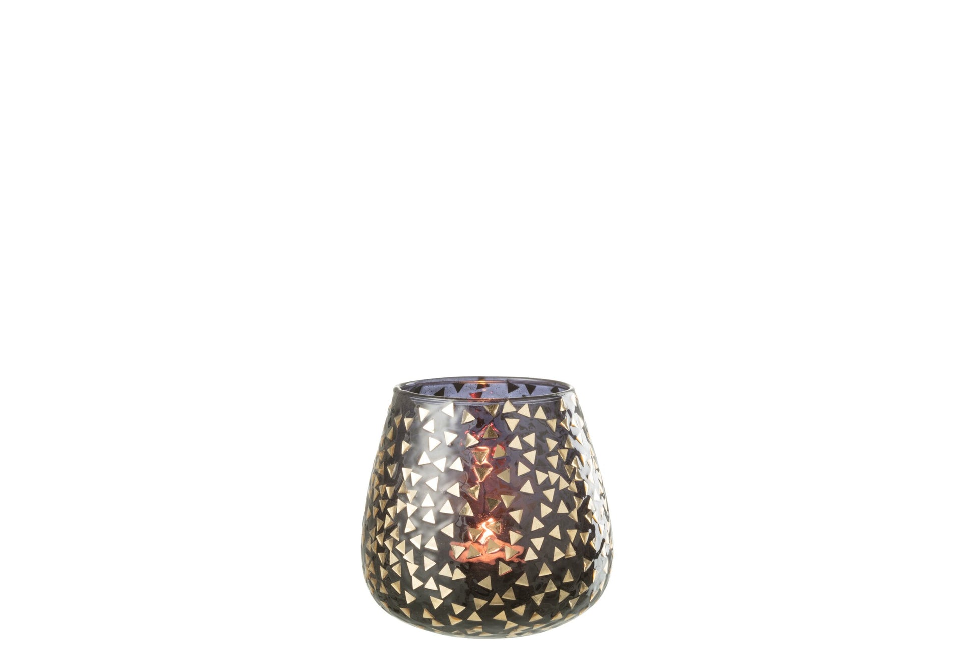 Portacandele decorativo in vetro nero semitrasparente caratterizzato da una raffinata trama geometrica a piccoli triangoli dorati che rivestono l'intera superficie bombata. Questo elegante bicchiere portacandela lascia trasparire una luce calda e soffusa, rendendolo un complemento d'arredo di design ideale per creare un'atmosfera accogliente in casa.