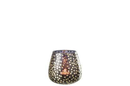 Portacandele decorativo in vetro nero semitrasparente caratterizzato da una raffinata trama geometrica a piccoli triangoli dorati che rivestono l'intera superficie bombata. Questo elegante bicchiere portacandela lascia trasparire una luce calda e soffusa, rendendolo un complemento d'arredo di design ideale per creare un'atmosfera accogliente in casa.