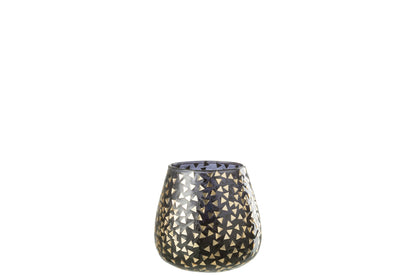 Portacandele decorativo in vetro nero semitrasparente caratterizzato da una raffinata trama geometrica a piccoli triangoli dorati che rivestono l'intera superficie bombata. Questo elegante bicchiere portacandela lascia trasparire una luce calda e soffusa, rendendolo un complemento d'arredo di design ideale per creare un'atmosfera accogliente in casa.