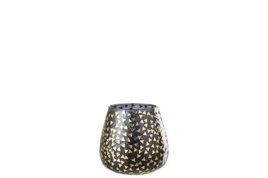 Portacandele decorativo in vetro nero semitrasparente caratterizzato da una raffinata trama geometrica a piccoli triangoli dorati che rivestono l'intera superficie bombata. Questo elegante bicchiere portacandela lascia trasparire una luce calda e soffusa, rendendolo un complemento d'arredo di design ideale per creare un'atmosfera accogliente in casa.