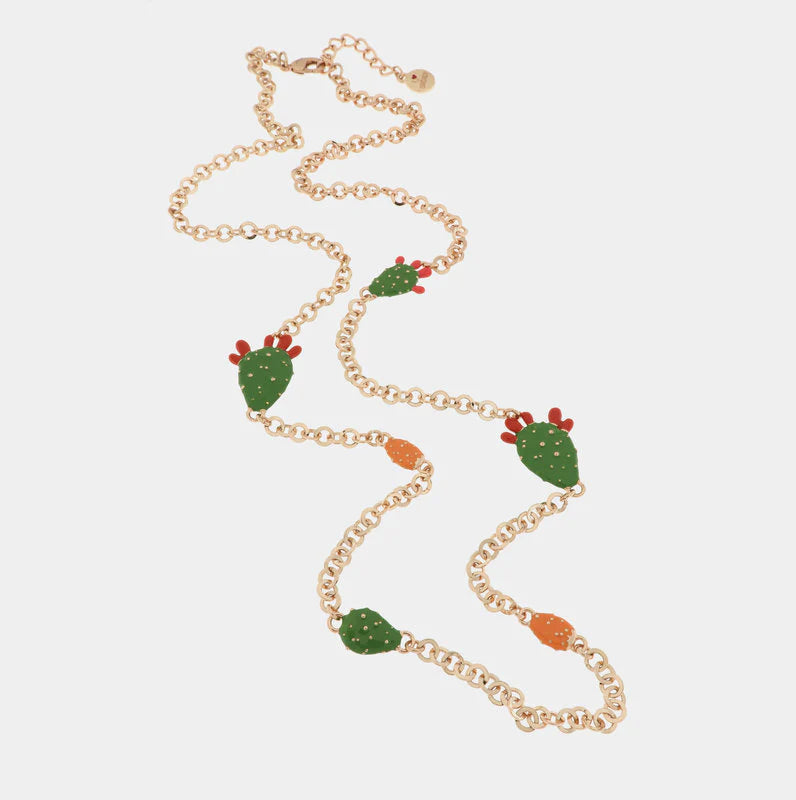 Collana argentata BySimon della collezione Etna con catena a boules, pendenti a forma di pale di fico d'india smaltate verdi e charm laterale della Trinacria multicolore.