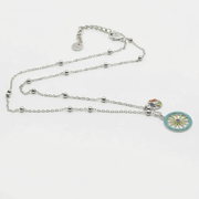 Collana argentata BySimon della collezione Etna con catena a boules, pendente a forma di ruota del carretto siciliano smaltata celeste e giallo con centro blu, e charm laterale della Trinacria.