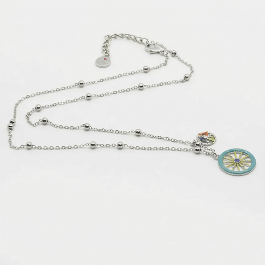 Collana argentata BySimon della collezione Etna con catena a boules, pendente a forma di ruota del carretto siciliano smaltata celeste e giallo con centro blu, e charm laterale della Trinacria.