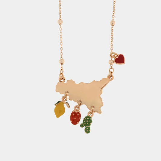Collana BySimon della collezione Trinacria con catenina dorata e pendente a forma di sagoma della Sicilia, impreziosito da charm smaltati pendenti raffiguranti un limone, un fico d'india e una fragola, con piccolo cuore rosso laterale.