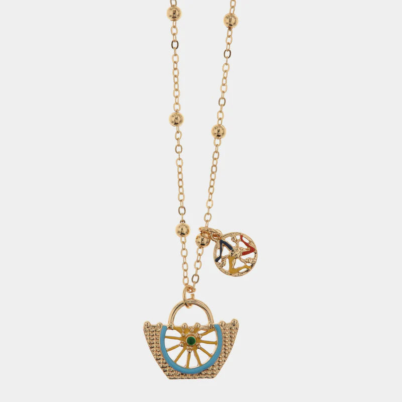Collana BySimon della collezione Etna con catena dorata a boules, pendente a forma di borsetta intrecciata con ruota del carretto smaltata celeste e charm laterale della Trinacria.