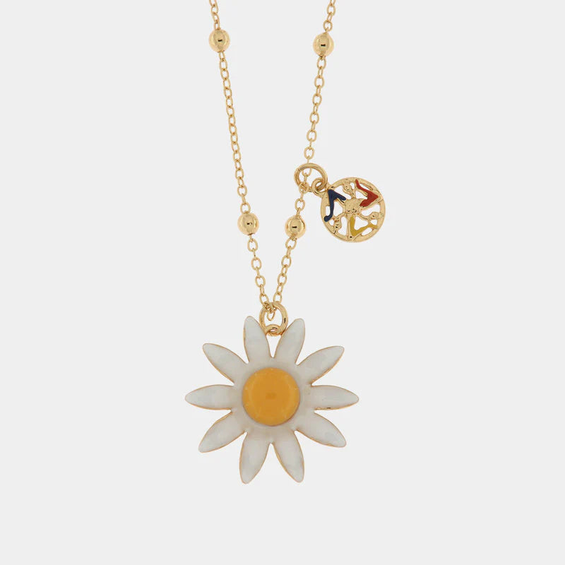 Collana BySimon della collezione Etna con catena dorata e pendente composto da foglie verdi e una margherita smaltata bianca con cuore giallo.