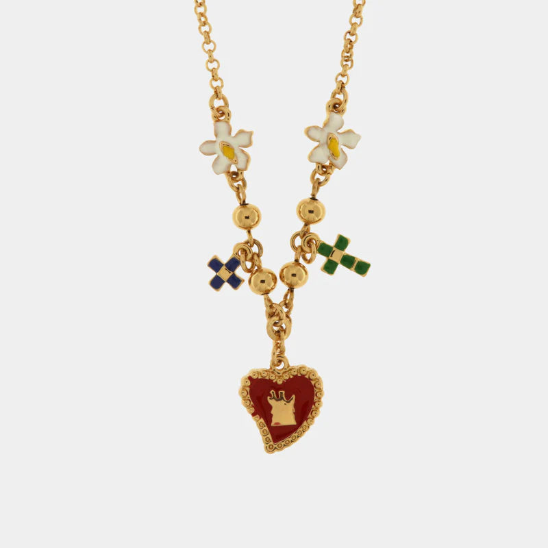 Collana BySimon della collezione Sacro con catena dorata, pendente centrale a Cuore Sacro rosso con corona e charm laterali a forma di croci colorate e fiori bianchi.