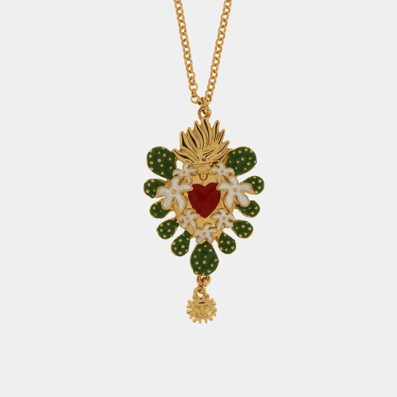 Collana BySimon della collezione Sacro con catena dorata a maglie circolari, caratterizzata da un grande pendente centrale a forma di Cuore Sacro smaltato rosso e charm laterali raffiguranti fichi d'india verdi.