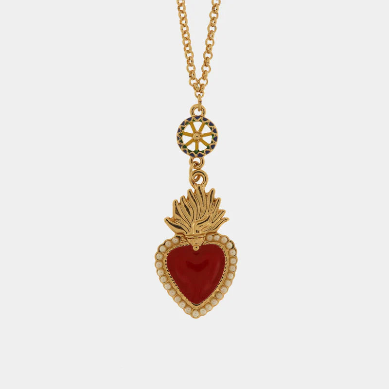 Collana BySimon della collezione Sacro con catena dorata, caratterizzata da un pendente a Cuore Sacro smaltato rosso con cornice di microperle e un charm sovrastante a forma di ruota del carretto siciliano multicolore.