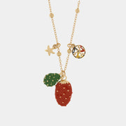 Collana BySimon della collezione Etna con catena dorata a boules, pendenti a forma di fichi d'india smaltati rosso e verde, e charm a stella marina e ruota del carretto siciliano.