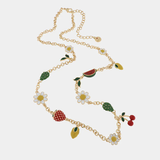 Collana lunga BySimon della collezione Favignana con catena dorata e numerosi ciondoli smaltati a forma di margherite, limoni, fragole, ciliege, fichi d'india e anguria.
