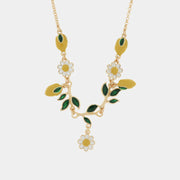 Collana BySimon della collezione Favignana con catena dorata e pendenti smaltati a forma di margherite bianche, limoni gialli e rami con foglie verdi.