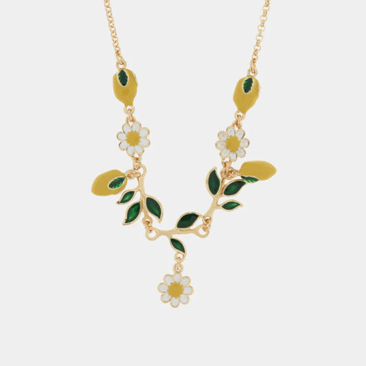 Collana BySimon della collezione Favignana con catena dorata e pendenti smaltati a forma di margherite bianche, limoni gialli e rami con foglie verdi.