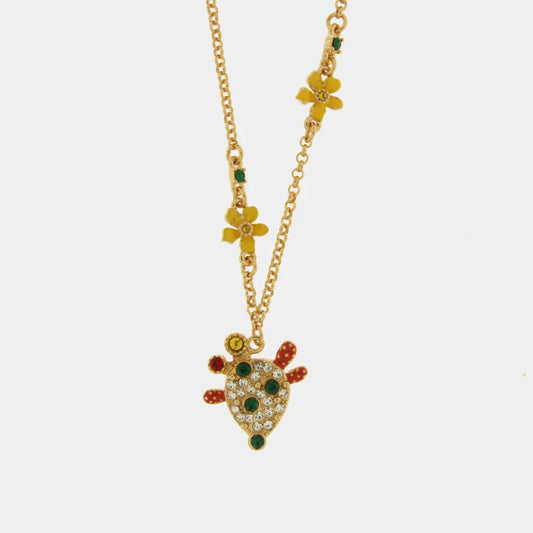 Collana dorata BySimon della collezione Taormina con pendente a forma di fico d'india ricoperto di cristalli bianchi e verdi, decorata lungo la catena con fiori gialli e piccoli punti luce.