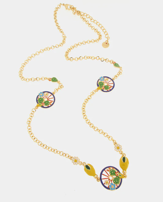 Collana dorata BySimon della collezione Taormina con charms intercalati lungo la catena a forma di ruote del carretto siciliano decorate, fichi d'india, limoni gialli e margherite bianche.