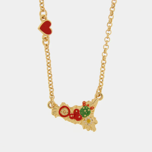Collana dorata della collezione Taormina BySimon con pendente a forma di mappa della Sicilia, decorata con un fico d'india smaltato verde, ciliegie rosse, un fiorellino giallo-bianco e una ruota del carretto traforata. Lungo la catena è presente un piccolo charm laterale a cuore smaltato rosso.