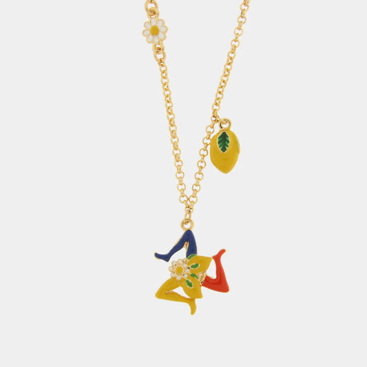 Collana dorata BySimon della collezione Taormina con pendente a forma di Trinacria smaltata in blu, rosso e giallo, arricchita da charms laterali a forma di limone giallo e margherita bianca.