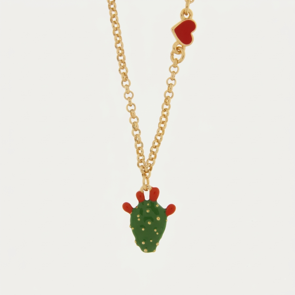 Collana BySimon della collezione Etna con catena dorata, pendente a forma di pala di fico d'india smaltata verde con frutti rossi e piccolo charm laterale a cuore rosso.