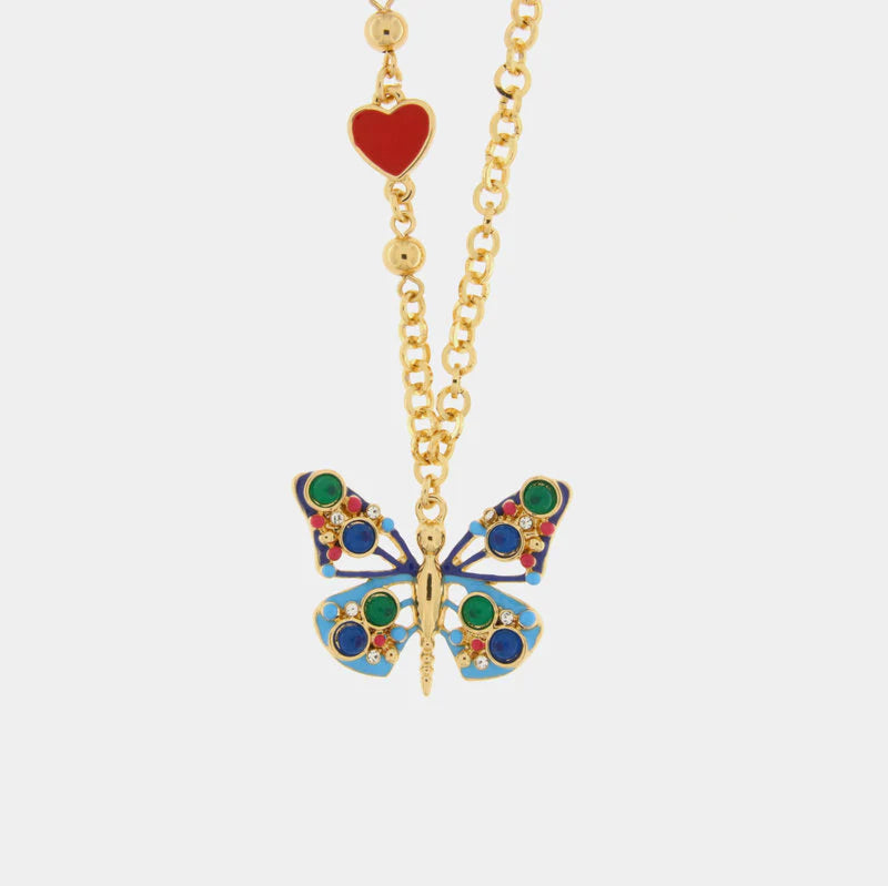 Collana BySimon della collezione Favignana con catena dorata a maglie circolari, caratterizzata da un pendente centrale a forma di farfalla multicolore smaltata e un piccolo charm a cuore rosso laterale.