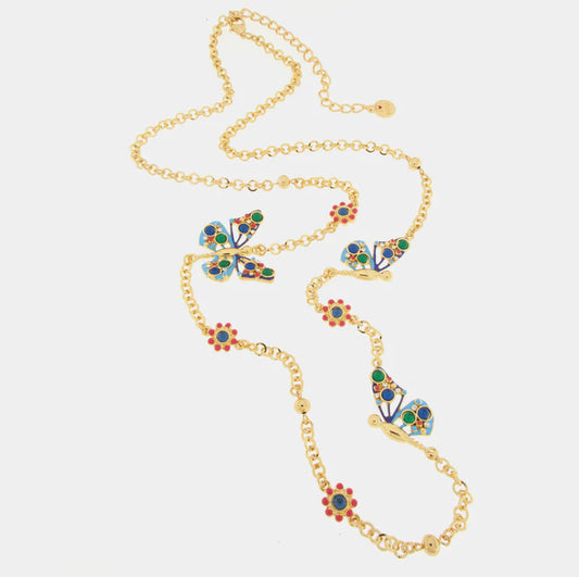 Collana BySimon della collezione Favignana con catena dorata, pendenti a forma di piccoli fiori smaltati rossi e charm centrale a farfalla multicolore con microperle.