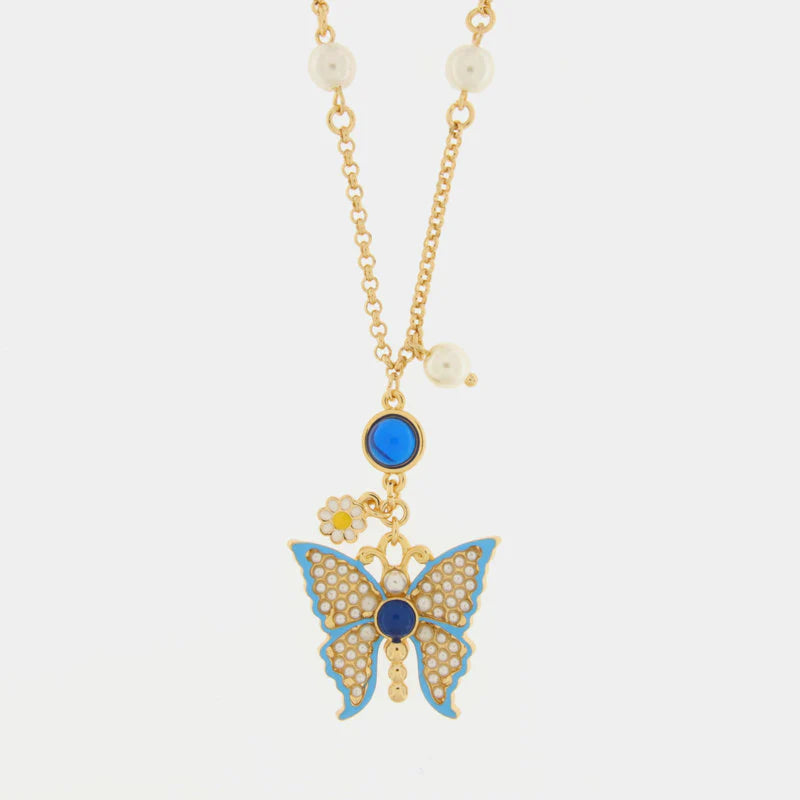 Collana BySimon della collezione Favignana con catena dorata arricchita da perle bianche, caratterizzata da un pendente centrale con farfalla turchese decorata da microperle e una piccola margherita smaltata laterale.