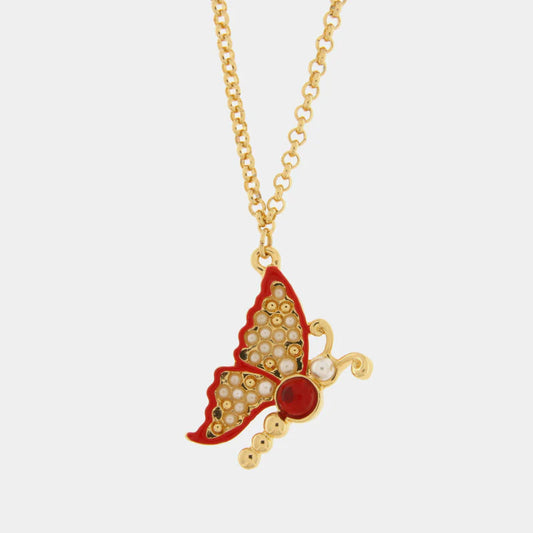 Collana BySimon della collezione Favignana con sottile catena dorata e pendente a forma di farfalla smaltata rossa, decorata con microperle bianche e un dettaglio centrale cabochon rosso.