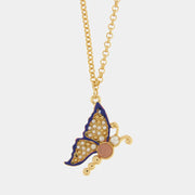 Collana BySimon della collezione Favignana con sottile catena dorata e pendente a forma di farfalla smaltata blu, decorata con microperle bianche e un dettaglio centrale cabochon rosa.