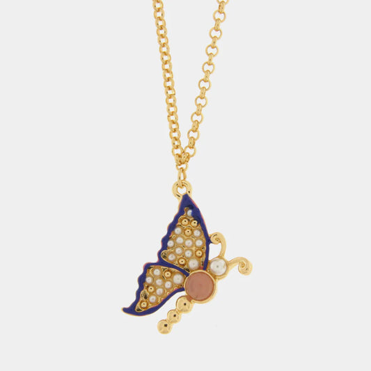 Collana BySimon della collezione Favignana con sottile catena dorata e pendente a forma di farfalla smaltata blu, decorata con microperle bianche e un dettaglio centrale cabochon rosa.