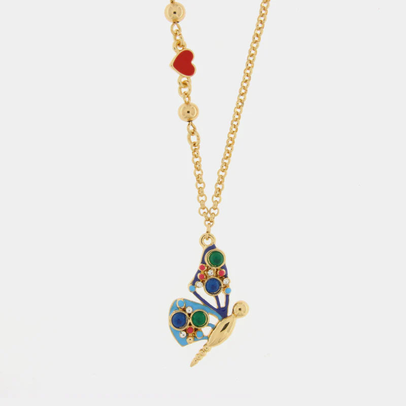 Collana BySimon della collezione Favignana con catena dorata a maglie circolari, caratterizzata da un pendente centrale a forma di farfalla multicolore smaltata e un piccolo charm a cuore rosso laterale.
