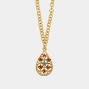 Collana in metallo con finitura dorata del marchio BySimon appartenente alla collezione Fiori di Lava caratterizzata da una catena a maglia rolo con un pendente a forma di goccia traforata. Il ciondolo presenta un raffinato motivo a intreccio che ospita sette piccole stelle marine tridimensionali smaltate, di cui sei di un rosso vivace disposte circolarmente e una centrale in colore azzurro a contrasto. La struttura lucida della collana e il design ispirato alla natura marina rendono questo gioiello un acce