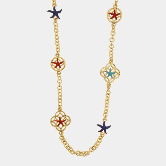 Collana lunga in metallo con finitura dorata del marchio BySimon appartenente alla collezione Fiori di Lava caratterizzata da una catena a maglia rolo che alterna elementi geometrici traforati ispirati alle maioliche mediterranee a piccoli charms tridimensionali a forma di stella marina.