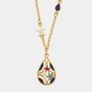 Collana in metallo con finitura dorata del marchio BySimon appartenente alla collezione Fiori di Lava caratterizzata da una catenina a maglia rolo che sostiene un pendente a forma di goccia con lavorazione traforata a trama floreale. Il ciondolo è decorato con sette stelle marine tridimensionali smaltate, di cui sei di colore rosso vibrante posizionate lungo il bordo e una centrale di colore azzurro a contrasto. La collana è impreziosita lateralmente da due piccole perle bianche incastonate lungo la catena,
