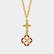 Collana con catena dorata e pendente Fiori di Lava su fondo bianco neutro. Il ciondolo è composto da un elemento dorato a croce filigranata e un ciondolo floreale stilizzato smaltato rosso e oro. L'accessorio appartiene alla collezione Maiolica Rossa di Fiori di Lava.