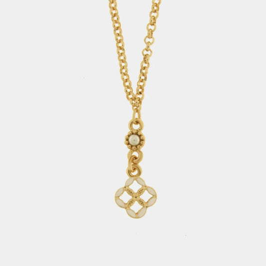 Collana in metallo con finitura dorata del marchio BySimon appartenente alla collezione Fiori di Lava caratterizzata da una sottile catenina a maglia rolo che sostiene un pendente centrale a forma di quadrifoglio traforato. Il ciondolo è ispirato alle tradizionali maioliche siciliane e presenta petali rifiniti in smalto bianco brillante con una lavorazione dorata a rilievo nel cuore del decoro.