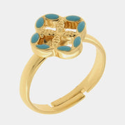 Anello regolabile in metallo con finitura dorata del marchio BySimon appartenente alla collezione Fiori di Lava caratterizzato da un castone centrale a forma di quadrifoglio stilizzato che richiama i decori della Maiolica . Il gioiello è impreziosito da smalto azzurro applicato sui petali esterni e presenta un motivo a rilievo finemente lavorato nella parte centrale della struttura superiore. La fascia dell'anello è lucida e aperta sul retro per permettere di adattare facilmente la misura al dito, rendendo