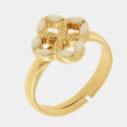 Anello regolabile in metallo con finitura dorata del marchio BySimon appartenente alla collezione Fiori di Lava caratterizzato da un castone centrale a forma di quadrifoglio stilizzato che richiama i decori della Maiolica. Il gioiello è impreziosito da smalto bianco applicato sui petali esterni e presenta un motivo a rilievo finemente lavorato nella parte centrale della struttura superiore. La fascia dell'anello è lucida e aperta sul retro per permettere di adattare facilmente la misura al dito, rendendo