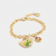 Bracciale dorato BySimon della collezione Etna con charm a forma di borsetta intrecciata decorata con limoni e fichi d'india smaltati e charm laterale della Trinacria.