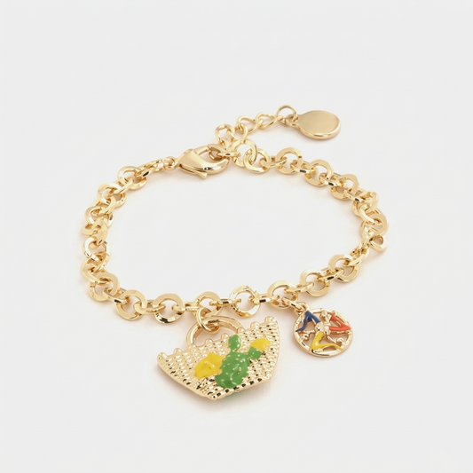Bracciale dorato BySimon della collezione Etna con charm a forma di borsetta intrecciata decorata con limoni e fichi d'india smaltati e charm laterale della Trinacria.