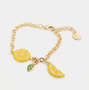 Bracciale BySimon della collezione Etna con catena dorata e charms smaltati a forma di limone intero, fetta di limone e foglia verde.