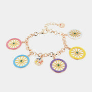 Bracciale BySimon della collezione Trinacria con catena dorata e cinque charm a forma di ruote del carretto siciliano, smaltati in diversi colori vivaci (rosa, azzurro, viola, giallo e bianco) con cristallo scuro centrale.